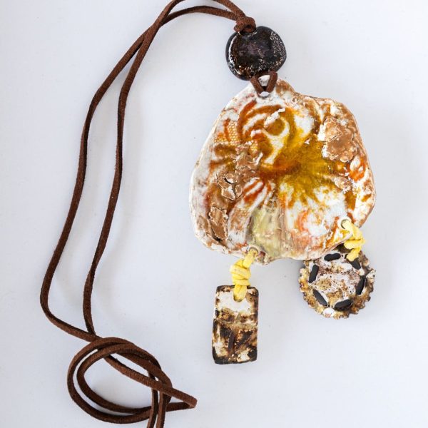 Γήινη Έκρηξη – Χειροποίητο Κεραμικό Κολιέ με Οργανικό Σχέδιο