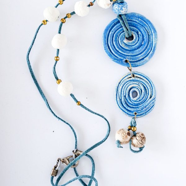 Κυκλική Αρμονία – Χειροποίητο Κεραμικό Κολιέ σε Μπλε Αποχρώσεις
