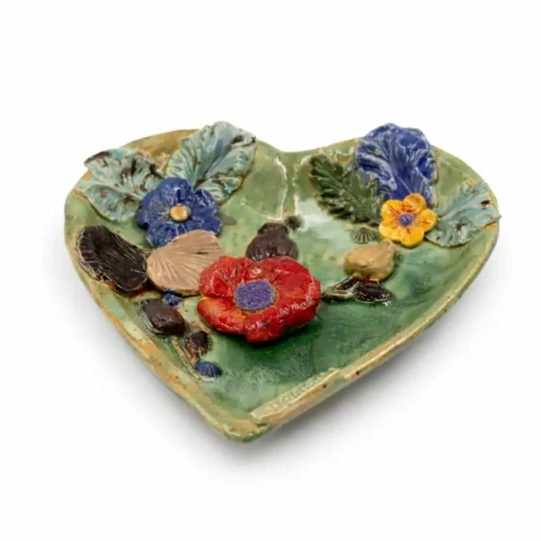 Handcrafted Floral Ceramic Dish – Χειροποίητο Διακοσμητικό Πιάτο με Ανάγλυφα Λουλούδια
