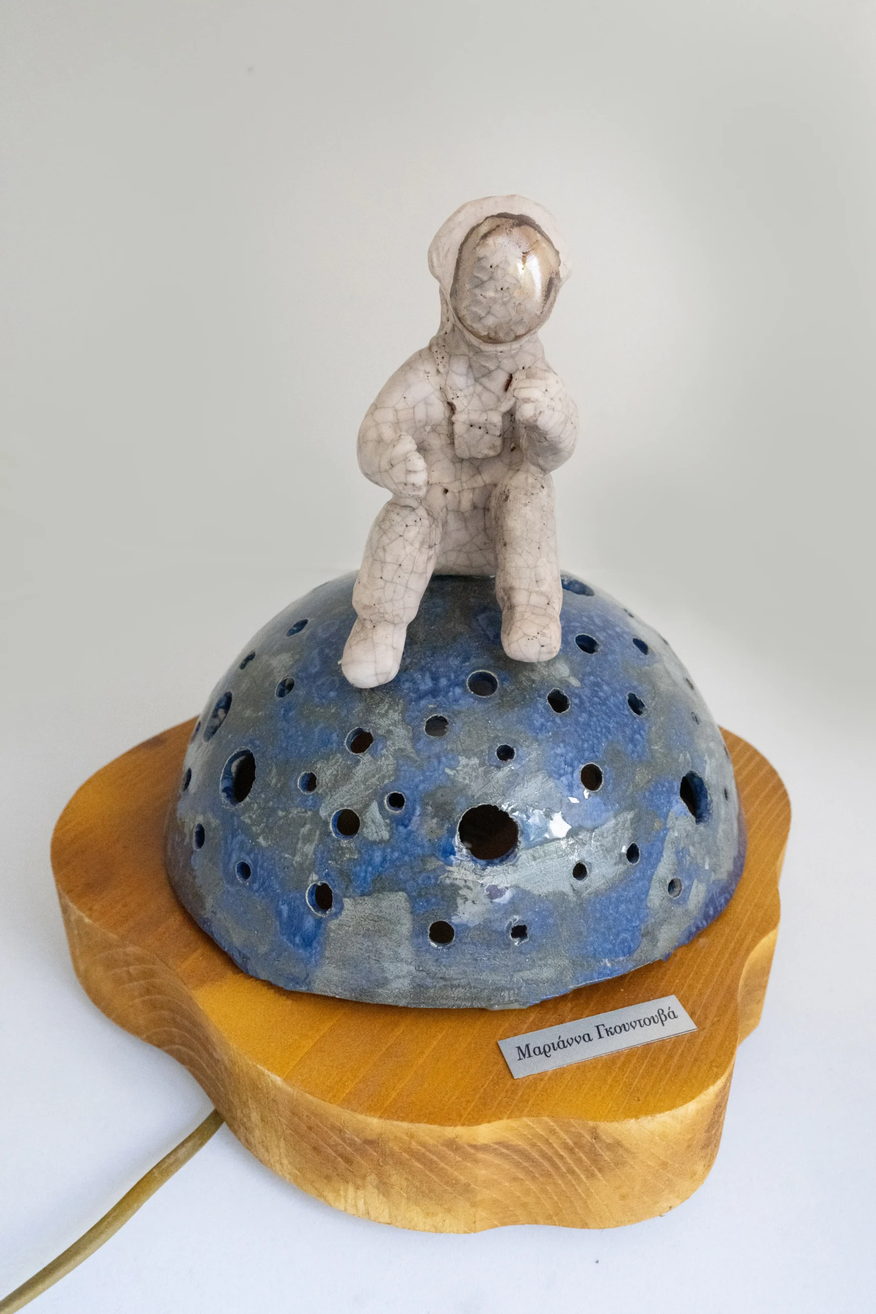 cheiropoiito-keramiko-fotistiko-o-astronaytis-ton-astron-1